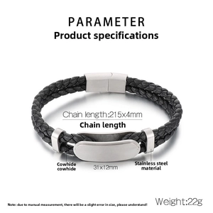 Vue détaillée du bracelet en cuir tressé noir avec plaque et fermoir en acier inoxydable