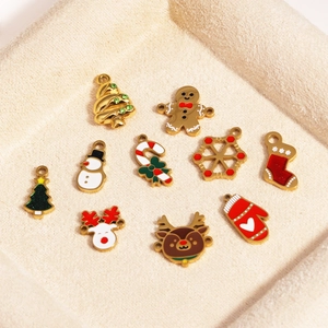Set mit 10 Weihnachtsanhängern aus vergoldeter Emaille mit Rentier und Schneeflocken