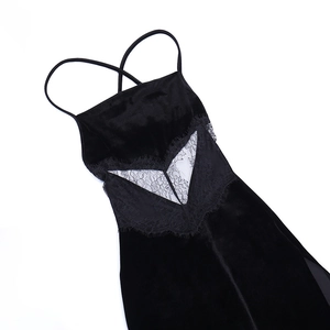 Détail de la texture velours noir et coutures en dentelle sur la robe dos nu