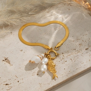 Dettaglio catena a serpente placcata oro 18K con ciondoli di perle, conchiglie e pesci