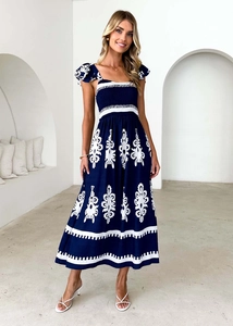 Détail de la robe de plage bleu marine à imprimé bohème blanc et taille cintrée