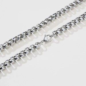 Gros plan détaillé d'une chaîne à perles en acier inoxydable argenté avec fermoir mousqueton