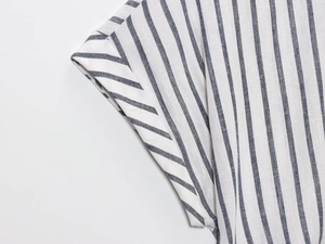 Dettaglio ravvicinato della camicia in lino a righe blu con design della manica