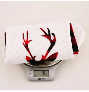 Makroansicht weißer gesteppter Weihnachtshandschuh mit Rentier-Applikation, Gewicht 96,2g