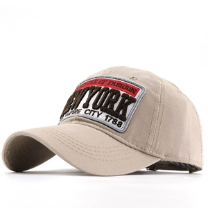 Détail de la broderie NEW YORK sur une casquette de baseball en coton kaki