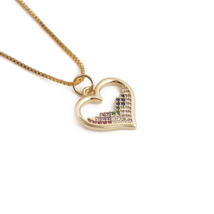 Collier pendentif cœur doré avec oxydes de zirconium colorés et chaîne box délicate