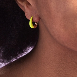 Detailed close-up of S925 silver U-shaped twisted croissant hoop earring with neon yellow glaze