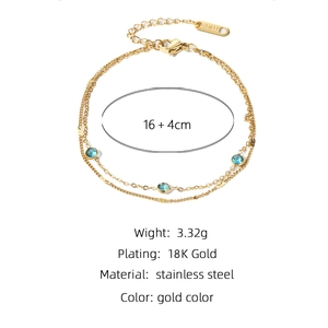Dettaglio del bracciale a doppia catena dorata con zirconi blu e misure del prodotto