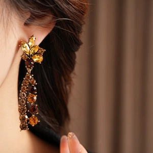 Details von Vintage-Ohrhängern mit bernsteinfarbenen Kristallen und Retro-Gold-Finish