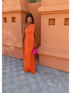Détail d'une robe longue orange à une épaule avec des fronces à la taille chic