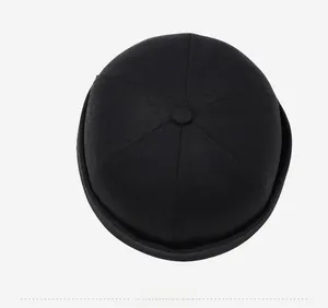 Vue de dessus du bonnet docker noir en coton sergé avec une coupe à six panneaux
