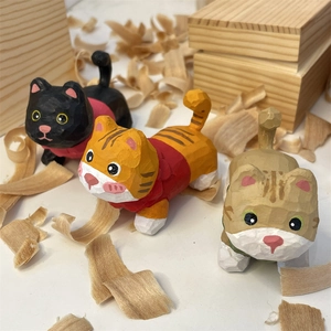 Figurines de chat en bois sculptées à la main en noir et orange pour bureau ou voiture