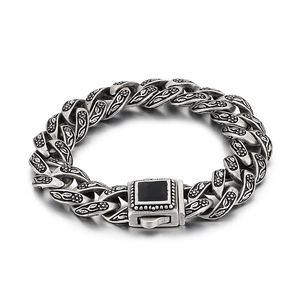 Bracciale vintage inciso con motivi floreali e gemma nera quadrata centrale