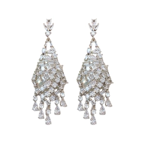 Elegante silberne Tropfen-Ohrhänger mit funkelnden Zirkonia auf weißem Hintergrund