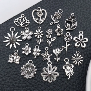 Ciondoli vintage in argento antico con rose e girasoli per creazione di gioielli fai-da-te