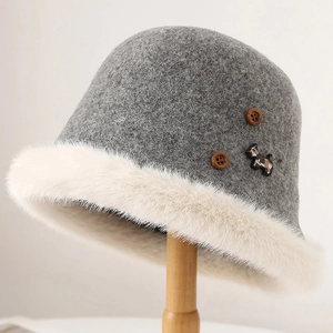 Cappello a secchiello in lana grigia con bordo in ecopelliccia bianca e ciondolo cane