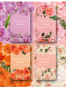 Dettaglio di quattro kit di rossetti opachi con motivi floreali e colori vivaci