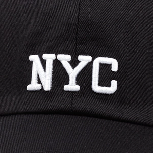 Klassische schwarze Baumwoll-Basecap mit weißem NYC-Stick und Twill-Struktur