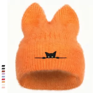 Orangefarbene Strickmütze mit Katzenohren und Stickerei, flauschige Wintermütze für Damen