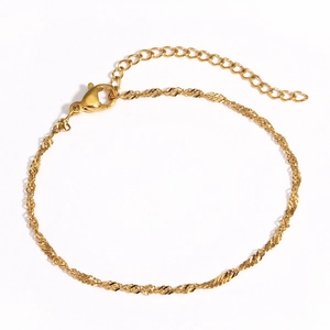 Détail du bracelet chaîne torsadée en acier inoxydable doré avec fermoir mousqueton