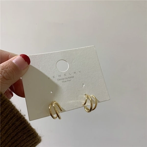 Pendientes de aro dorados multicapa con postes de plata y textura metálica
