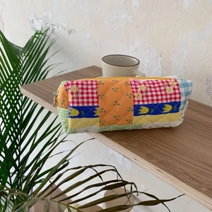 Astuccio patchwork trapuntato con stampe floreali e chiusura a zip superiore