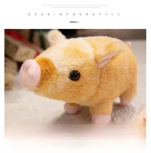Gros plan d'une peluche de cochon orange et blanche montrant une texture douce et soyeuse