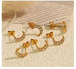 Gros plan de boucles d'oreilles lune en plaqué or 18k serties de cristaux zircons