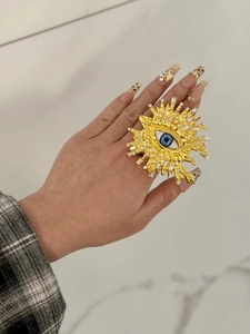 Primer plano detallado del brazalete dorado con diseño de ojo turco y cristales finos