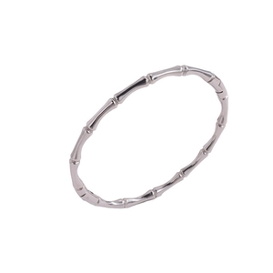 Bracelet jonc en acier inoxydable argenté style bambou avec trèfle sur blanc
