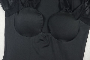Λεπτομέρεια μαύρου bodycon φορέματος με μανίκια mesh και ενσωματωμένη επένδυση στο στήθος