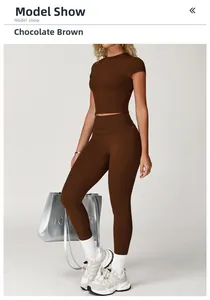 Set da yoga marrone cioccolato con crop top e leggings indossato da una modella
