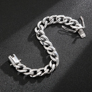Detailsicht des silbernen Edelstahl-Panzerarmbands mit sicherem Steckverschluss