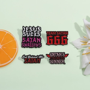 Ensemble de quatre épingles satiriques en émail satanique avec fleurs et fruits