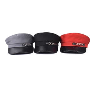 Casquette de marin style britannique en gris noir et rouge avec visière cuir et chaîne