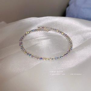 Set di due bracciali in perle di cristallo colorato e iridescente su seta bianca