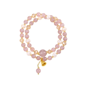Bracelet double couche en quartz fraise et perles d'eau douce avec un pendentif clochette d'or