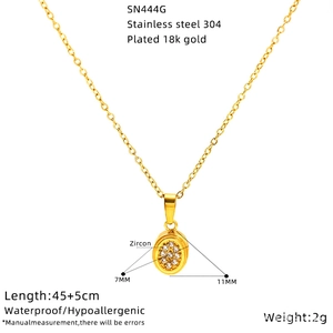 Vue macro d'un pendentif étoile doré 18 carats avec zircons et détails de la chaîne fine