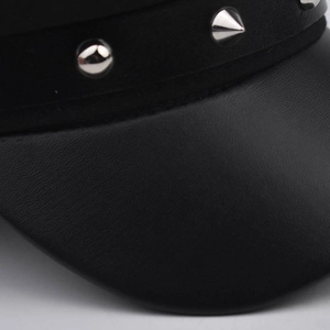 Cappello da marinaio in pelle PU nera con borchie metalliche argento e trama a grana