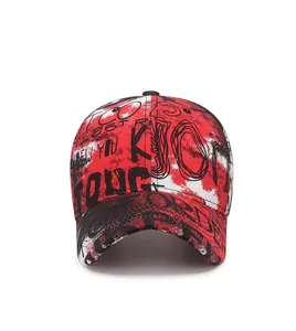 Vue détaillée de face de la casquette de baseball en coton avec graffitis et motifs d'art