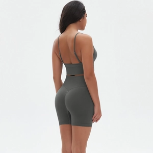 Detailansicht des nahtlosen dunkelgrauen Yoga-Sets mit hoher Taille und Sport-BH