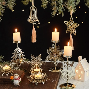 Bougeoir de Noël en fer doré avec motifs de cerf et de flocon de neige sur fond sombre