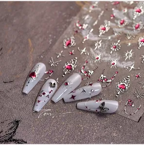 Détail d'autocollants pour ongles rubis de luxe avec cœurs et étoiles en métal