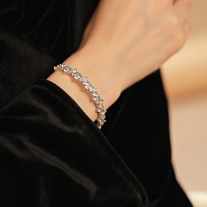 Gros plan d'un bracelet ouvert en argent serti de zircons au design irrégulier