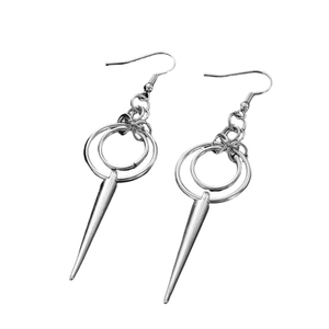 Détail de boucles d'oreilles argentées avec pointes, chaîne gothique et cœur évidé