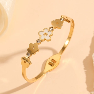 Dettaglio del bracciale a fiori in acciaio inossidabile placcato oro 18k con zirconi