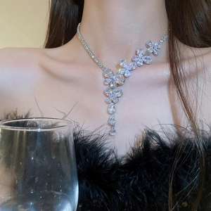 Dettaglio di una collana a farfalla in argento con cristalli scintillanti su modella
