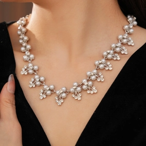 Vue détaillée du collier de mariée élégant avec perles lustrées et strass scintillants