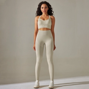 Ganzkörperansicht des nahtlosen Rippstrick-Yoga-Sets in Beigegrau mit High-Waist-Leggings