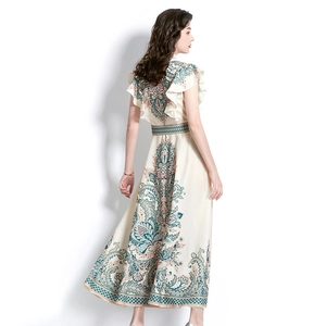 Robe longue imprimée sans manches élégante avec coupe cintrée et motif bohème